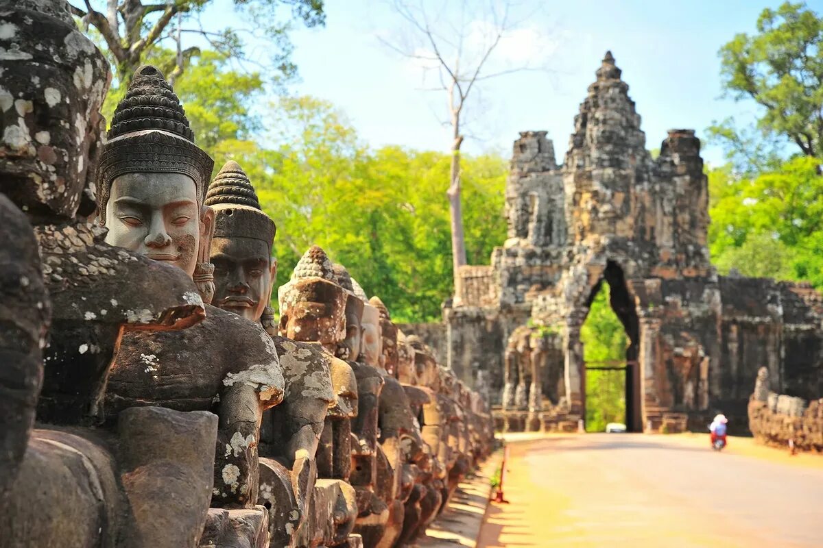 Ангкор-Тхом Камбоджа. Храм Ангкор Тхом. Ангкор-Тхом Камбоджа ворота. Ангкор-ват достопримечательности Камбоджи.