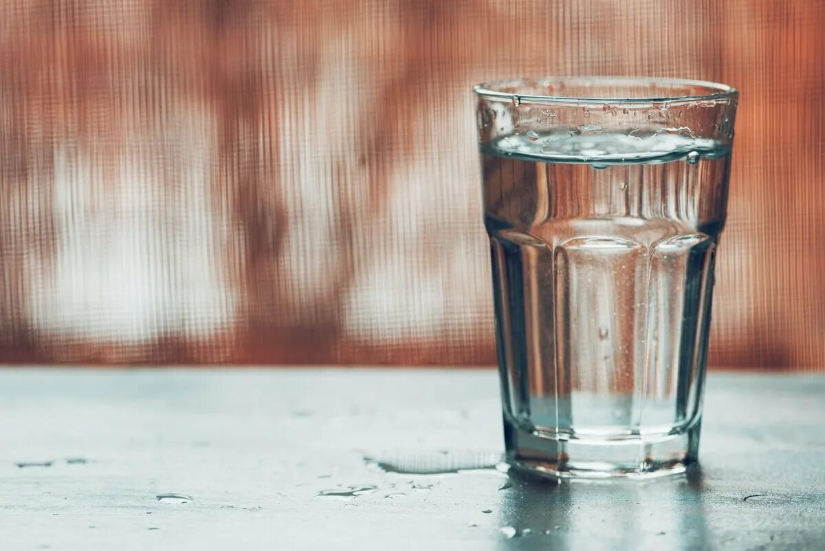 Стакан воды. Красивые стаканы для воды. Стакан воды на столе. Вода питьевая в стакане.