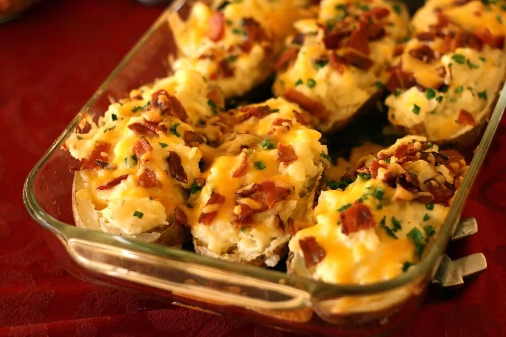Картофель запечённый в духовке с сыром. Картошка запеченная в духовке с сыром. Печеный картофель с сыром. Картошка печеная в духовке с сыром.