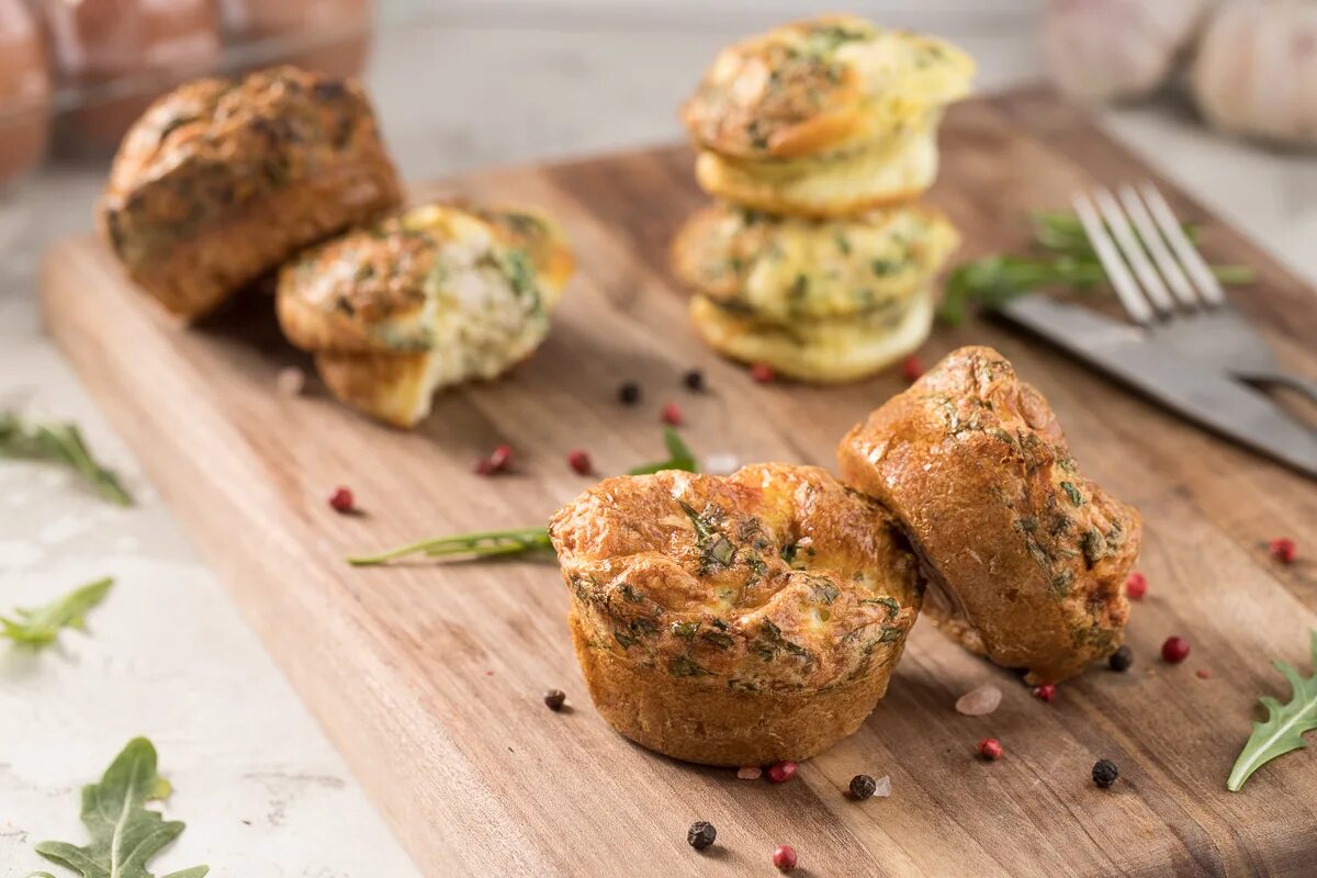 Куриные маффины с сыром. Яичные маффины. маффины из яиц. закусочные маффины с курицей. яичные маффины с курицей.