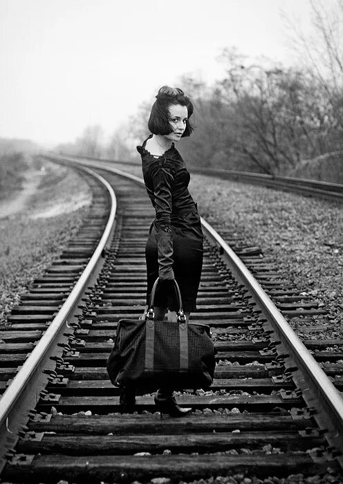 Железная дорога писатель. ЖД фотограф. Девушка с цветами на железной дороге. Девушка чб фото на железной дороге. Красивые аватарки ЖД.