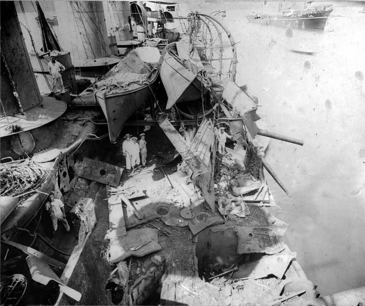 Крейсер Ивате повреждения. Повреждения броненосного крейсера "Ивате". Попадание снаряда в корабль. Попадания русских снарядов в японские крейсера.