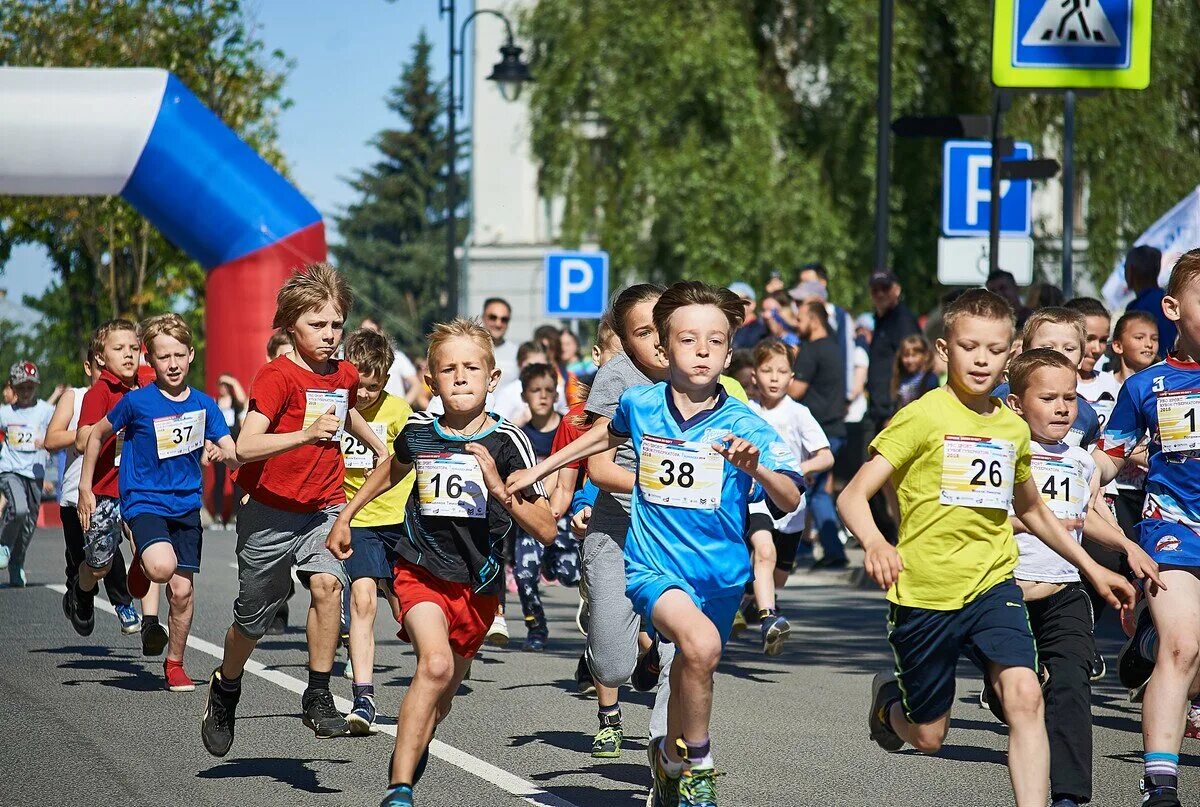 Детские соревнования по легкой атлетике. Легкая атлетика дети. Детские соревнования по бегу. Бег соревнование детские. Спортивные соревнования.