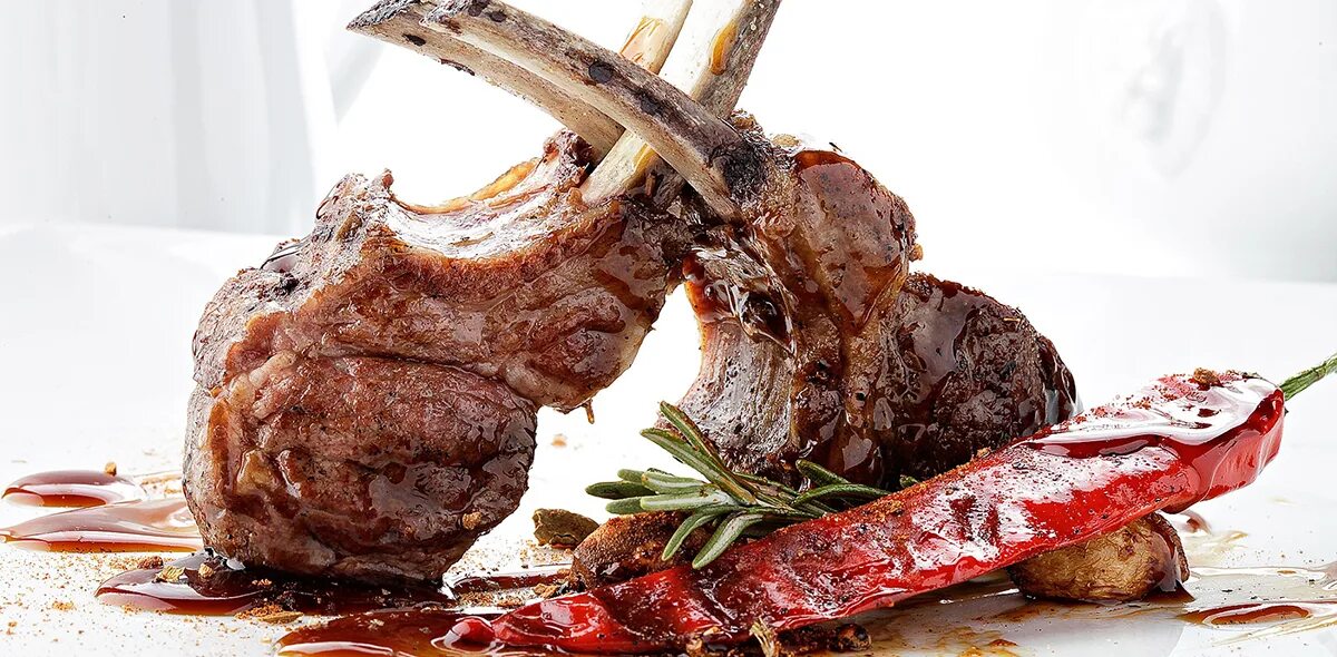 Каре барашка пистолетики. Каре ягненка фламбе. Овечье мясо. Каре ягненка фламбе. Ягненок это баранина.