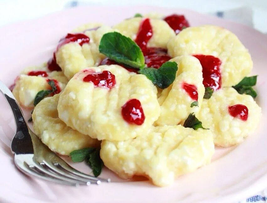 ленивые вареники в ресторане. мамины рецепты вареники. мамины рецепты вареники. вареники с грушей и творогом клюквой. мамины рецепты вареники.