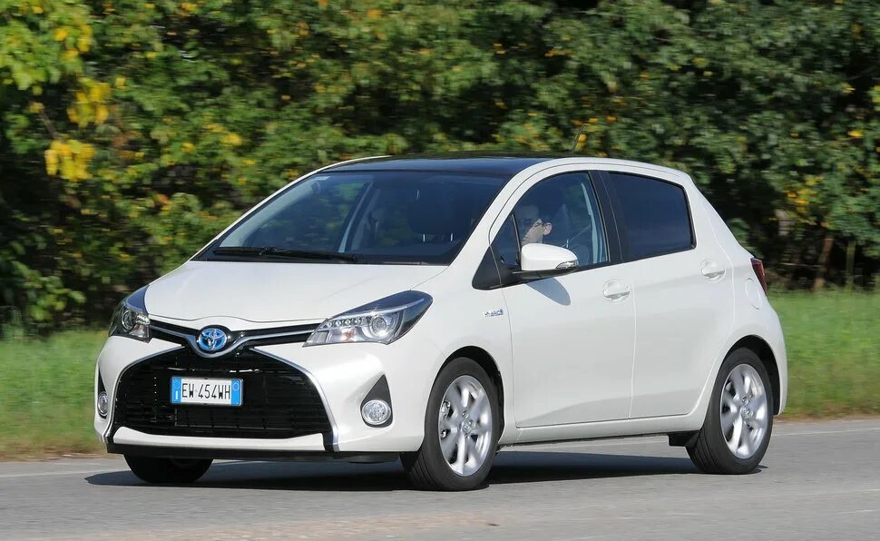 Гибрид 44. Toyota Yaris Hybrid 1.5. Toyota Yaris 2016. Тойота Ярис 2015г. Тойота Ярис гибрид 2015 год.