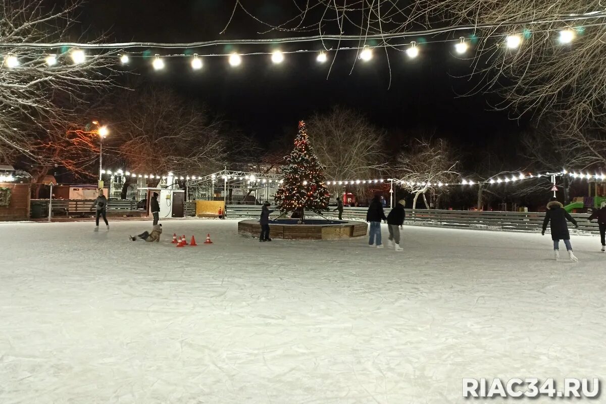 Каток прайд красноармейский. Каток Волгоград Красноармейский. Каток парк Волжский. Каток ЦПКИО Волгоград. Каток Прайд Волгоград.