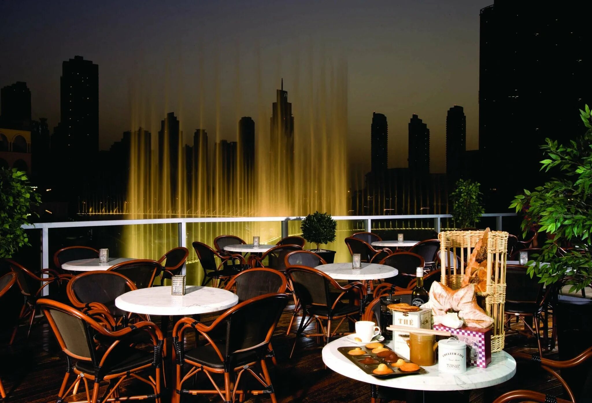 Ресторан с видом дубай. Дубай Молл рестораны. OPSO ресторан Дубай. Новиков ресторан Бурдж Халифа. Novikov Cafe Dubai Mall.