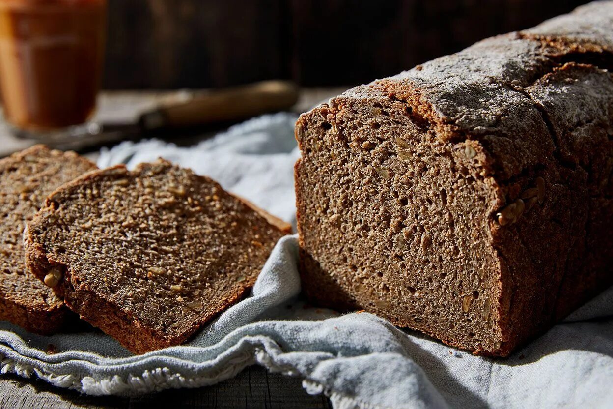 Vollkornbrot хлеб. Ржаной хлеб. Пумперникель. Крошки хлеба. Ржаной хлеб отзыв