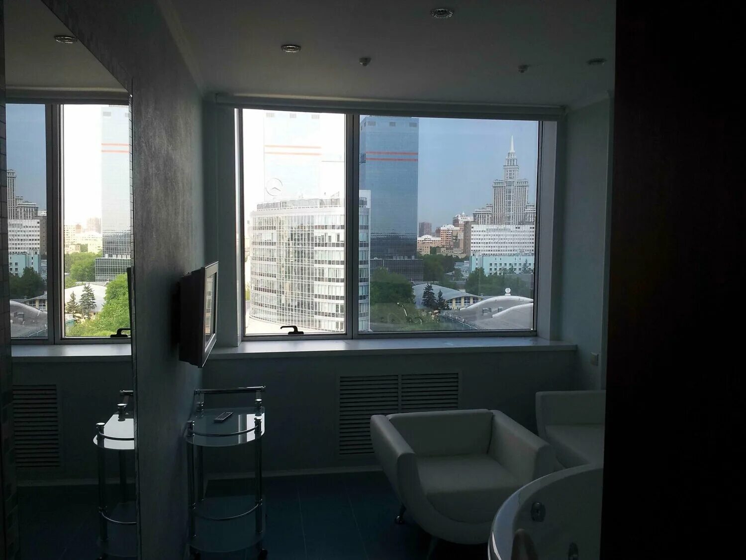 зеркальная тонировка на окна квартиры. зеркальная тонировка на окна квартиры. зеркальная пленка на окна. тонировка квартир. тонировка в квартире.