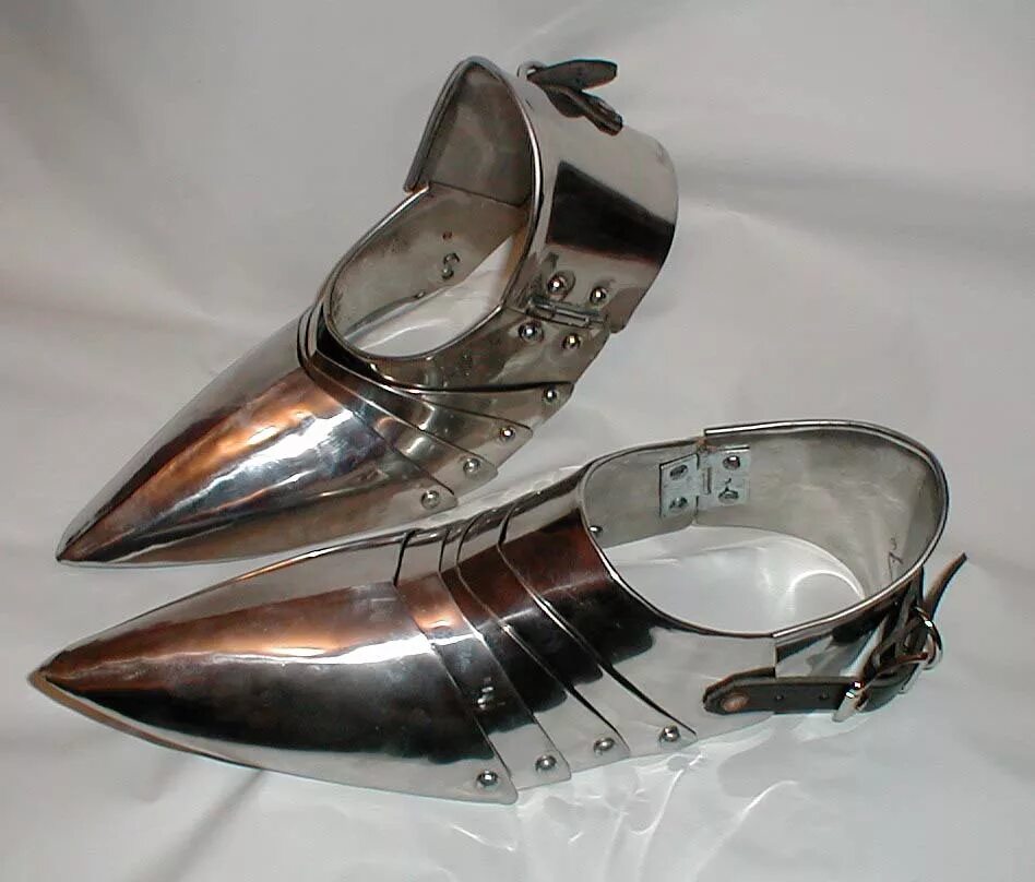 Железный башмак. Пыточный железный башмак. Кованые сапоги. Железный башмак. Башмак противооткатный железнодорожный.