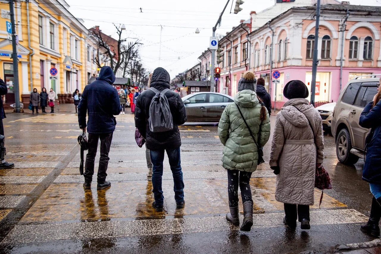 Там сейчас прохладно. 1 Ноября на улице в Москве. Ярославль в ноябре. На улице прохладно летом. Жители Ярославля.