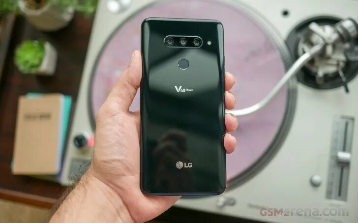 Lg thinq tv. LG v40 quick charge. LG v40 IRDA. LG v70 THINQ. LG v40 комплект.