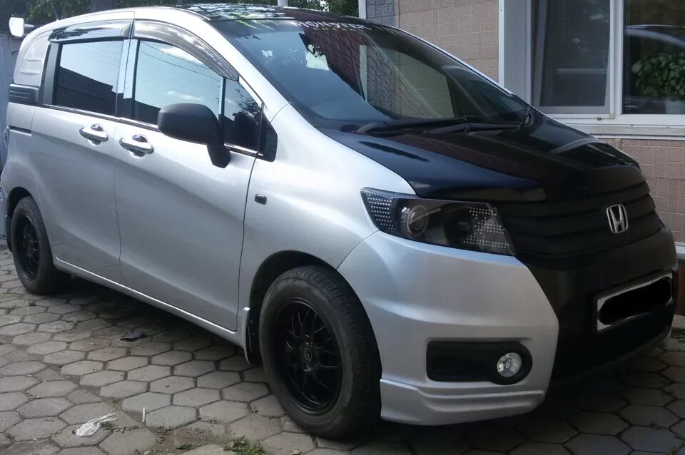 Фрид тюнинг. Honda freed Spike r17 колеса. Honda freed Spike r18. Литье на 16 Honda freed. Honda freed Spike 17.