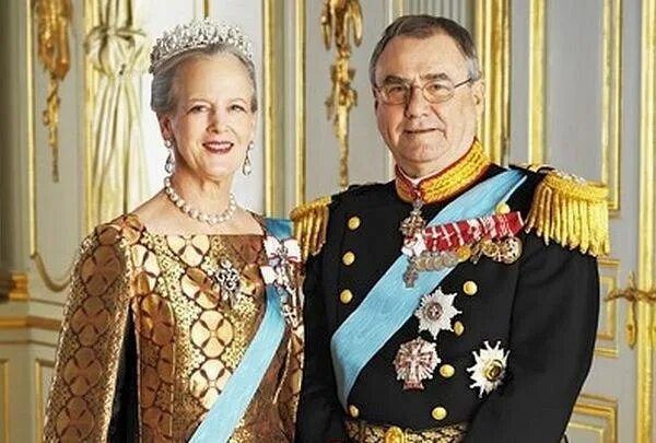 Всем недвижимых вещей назовите монарха. Королева Дании Маргрете. Маргрете 2 Королева Дании с мужем. Принц-консорт датский Хенрик.