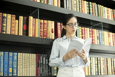 Азиатка в библиотеке