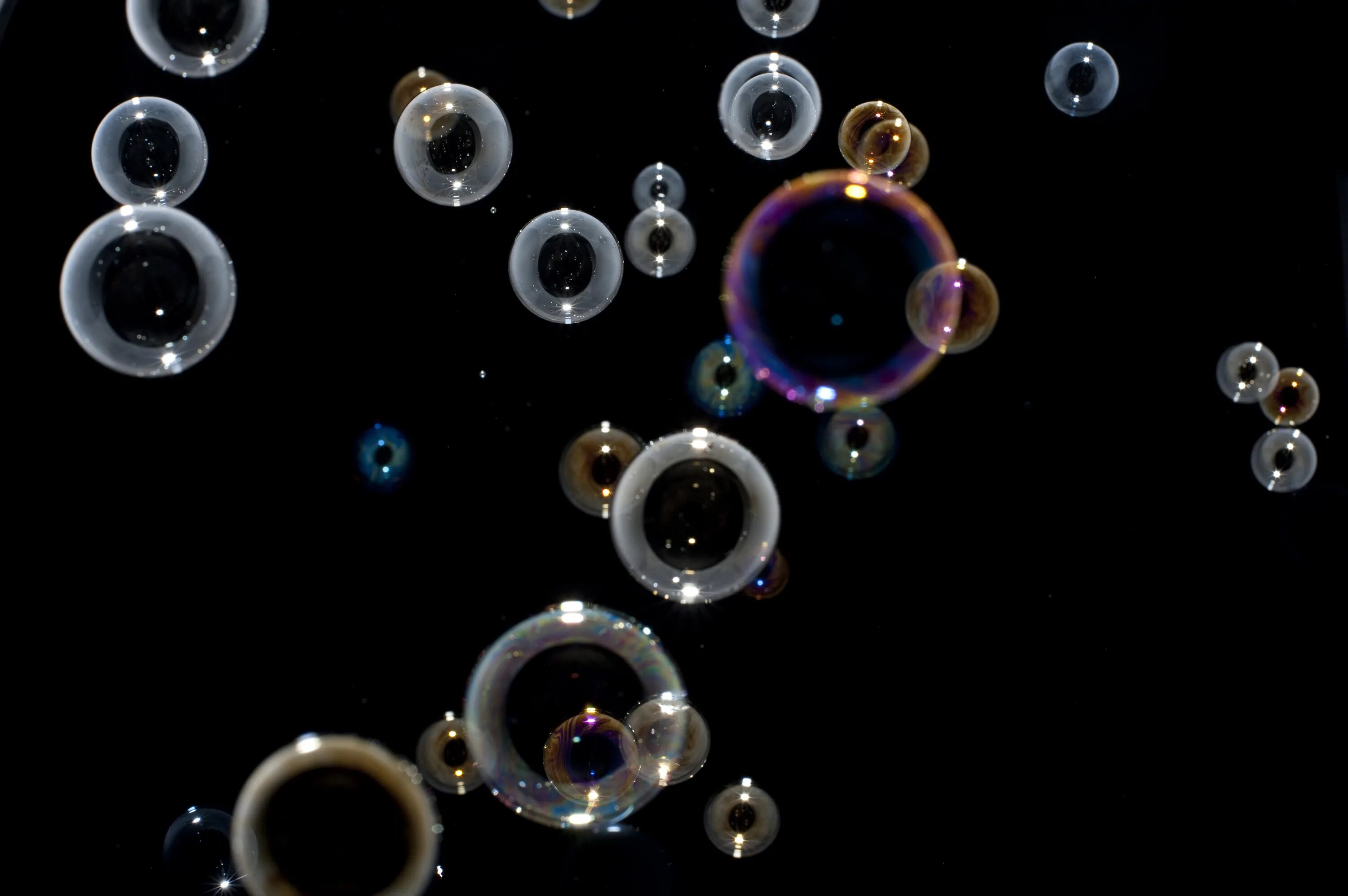 Черные пузырьки. Мыльные пузыри. Мыльные пузыри на черном фоне. Мыльные пузыри на темном фоне.