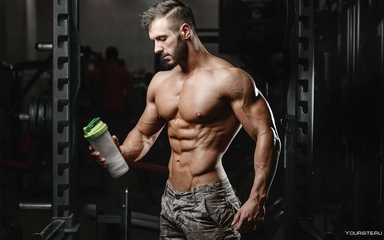 Барин фитнес. Спортивный мужчина. Спортивное питание. Спортивные парни. Фитнес модели мужчины.