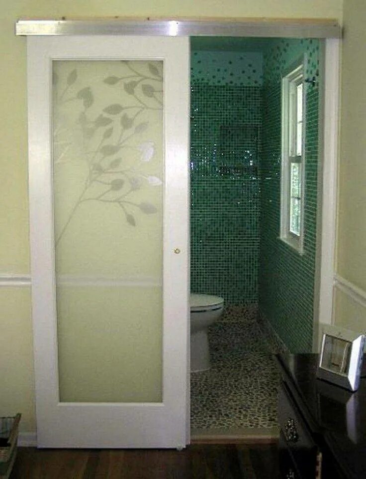 Стеклянные двери в ванну. Дверь в ванную комнату. Пластиковые раздвижные двери в ванную. Раздвижная дверь в санузел. Раздвижные двери для ванной комнаты.
