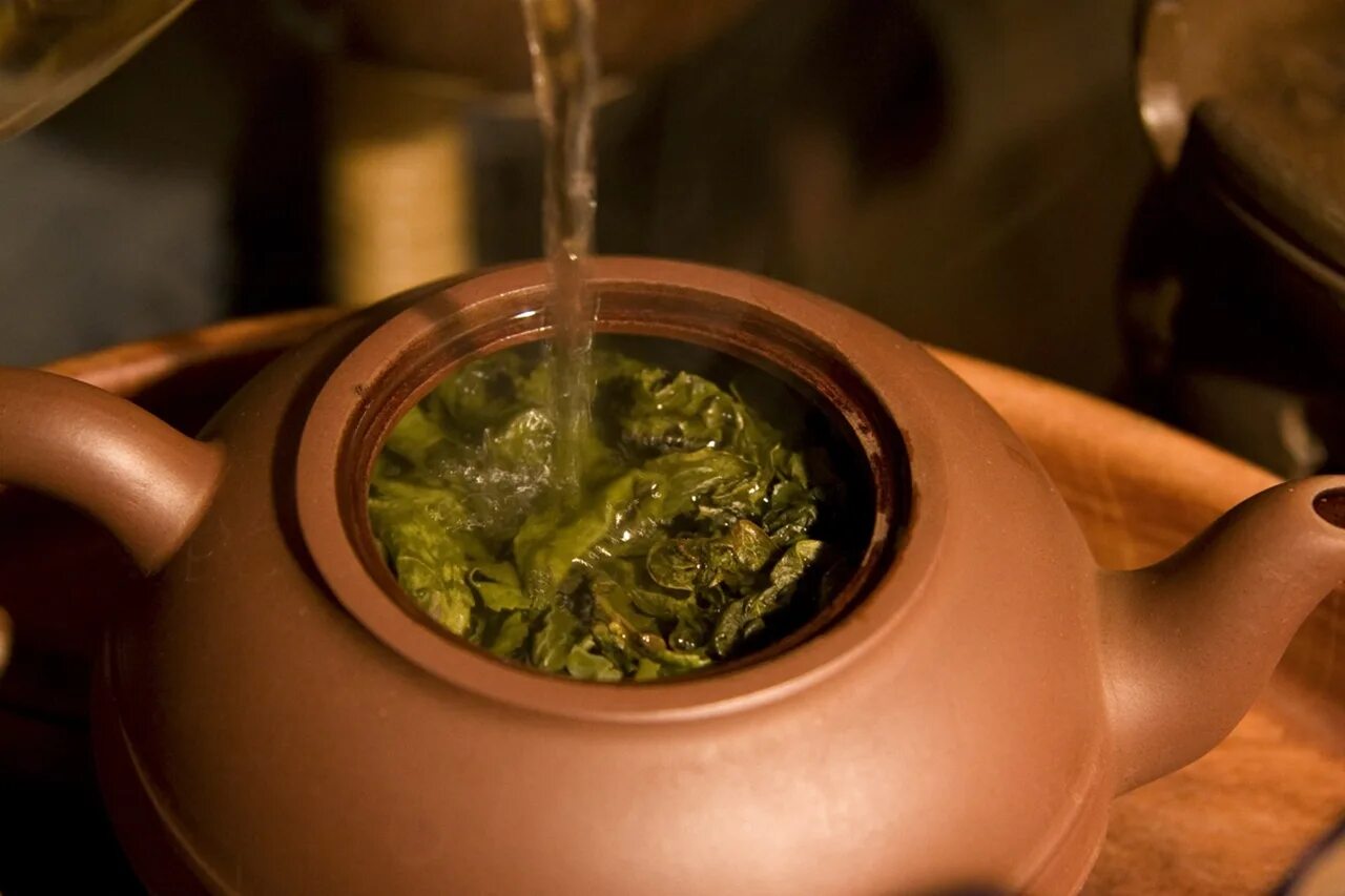 Как сделать заварку. Зеленый чай. Заварка чая. Свежезаваренный чай. Заваривать чай.
