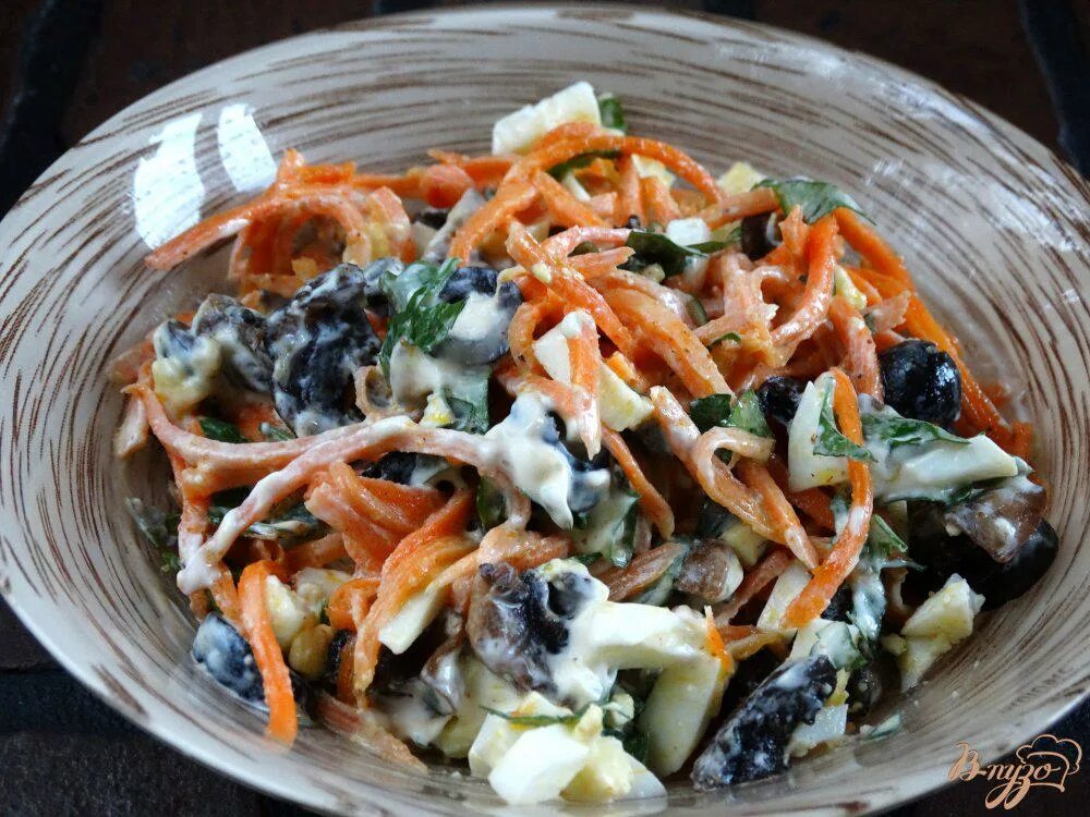 Салат курица грибы морковь по-корейски. Салат с корейской морковкой и грибами. Салат с корейской морковью и грибами. Салат с корейской морковкой курицей и грибами.