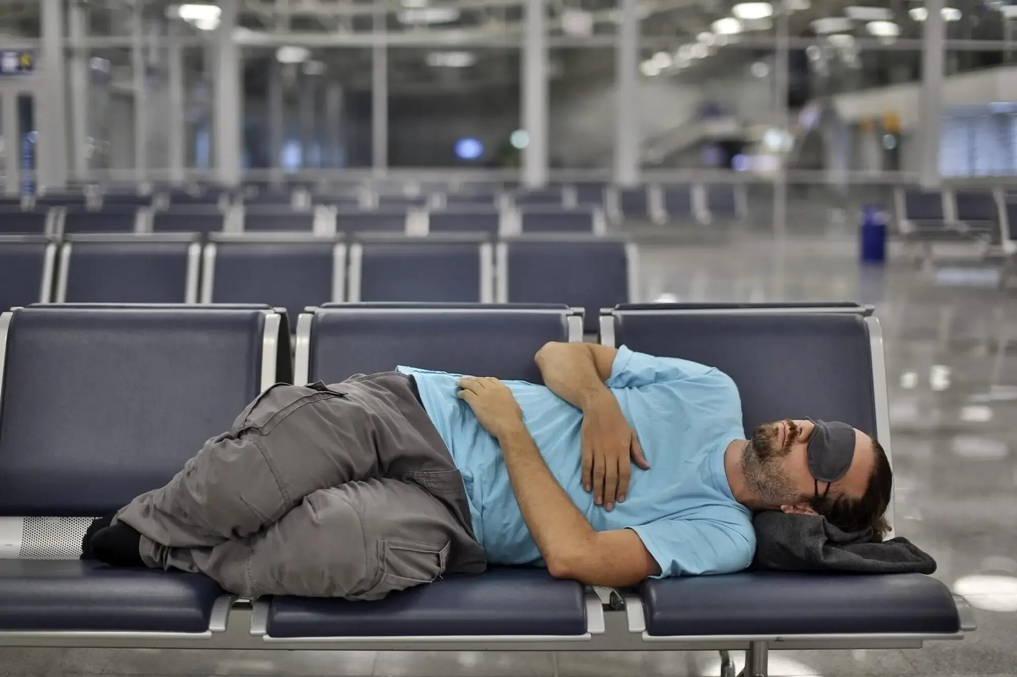 End up living. Люди спят в аэропорту. Ночевать в аэропорту.