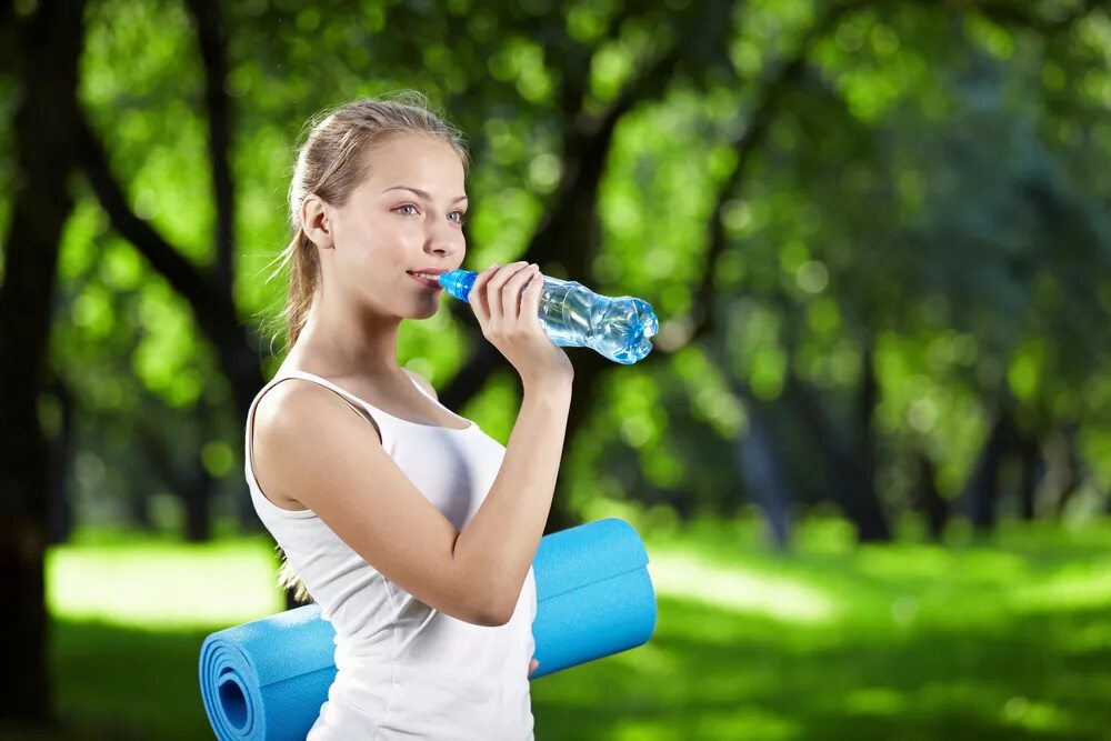 Горячая вода для здоровья. Спортивная девушка с бутылкой воды. Спортивная девушка пьет воду. Вода для похудения. Вода спорт.