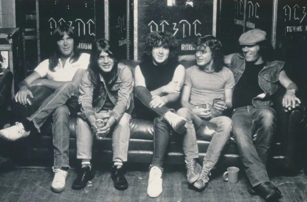 Группа старше 11. Группа AC/DC 1980. Группа AC/DC 1974. AC/DC группа в молодости. AC DC В молодости.