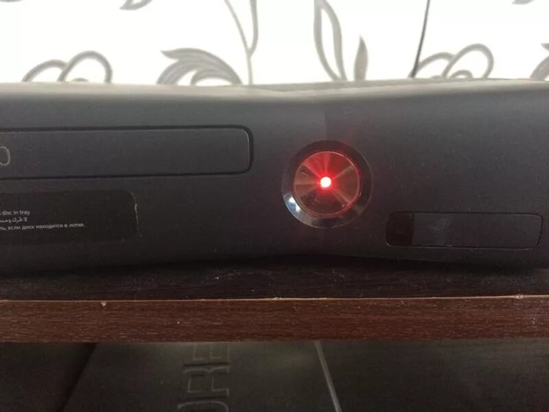 Xbox 360 выключается. Xbox 360 s красный индикатор. Xbox 360 e красный индикатор. Красная кнопка Xbox 360 s. Индикатор Xbox 360 горит красным.