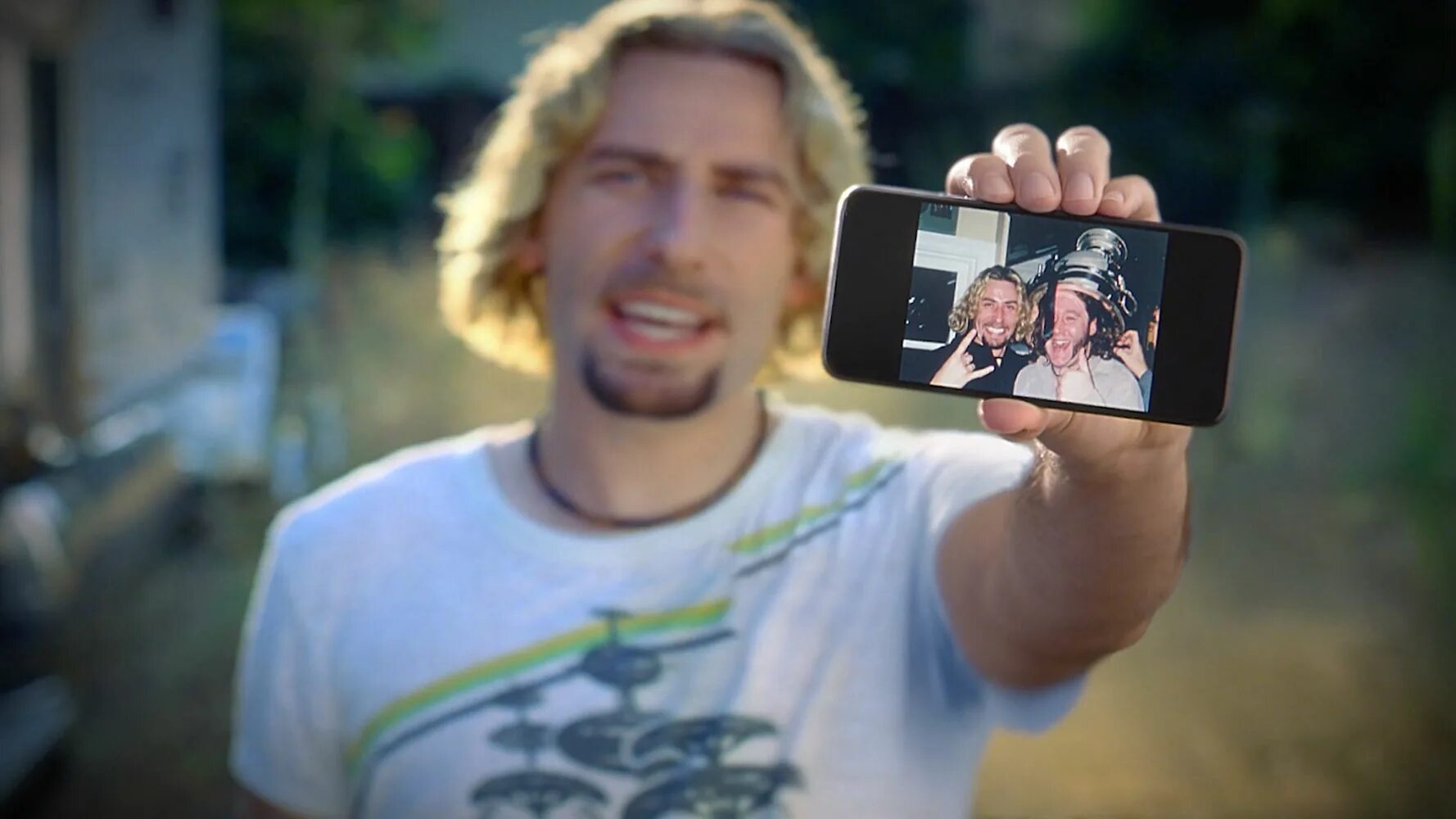 Никельбэк фотограф. Nickelback look at this photograph. Nickelback мемы. Фотографии для видео.