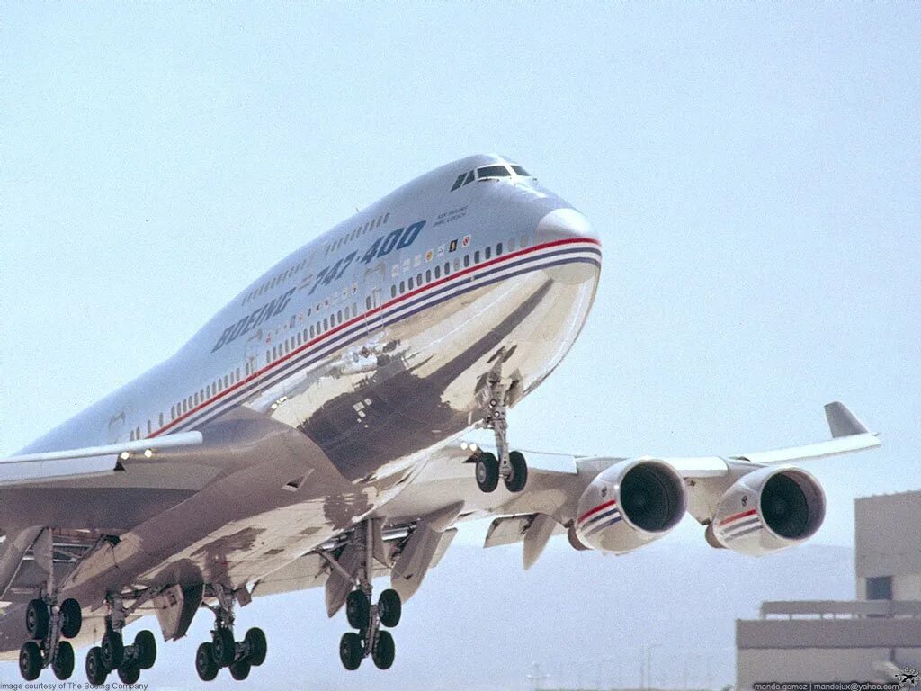 Боинг большой самолет. Самолёт боинг 747. боинг 747 400 джамбо джет. пассажирский боинг 747. боинг 747 400 пассажирский.