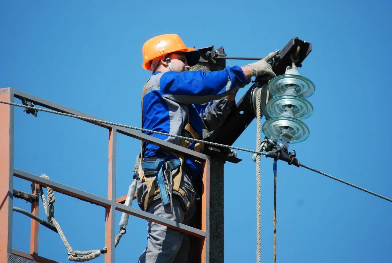Электромонтажник высоковольтных линий. Электрик на столбе. Проведение лэп. Шлейф вл 110 кв. Электромонтажник вл, кл 0,4кв-10кв.