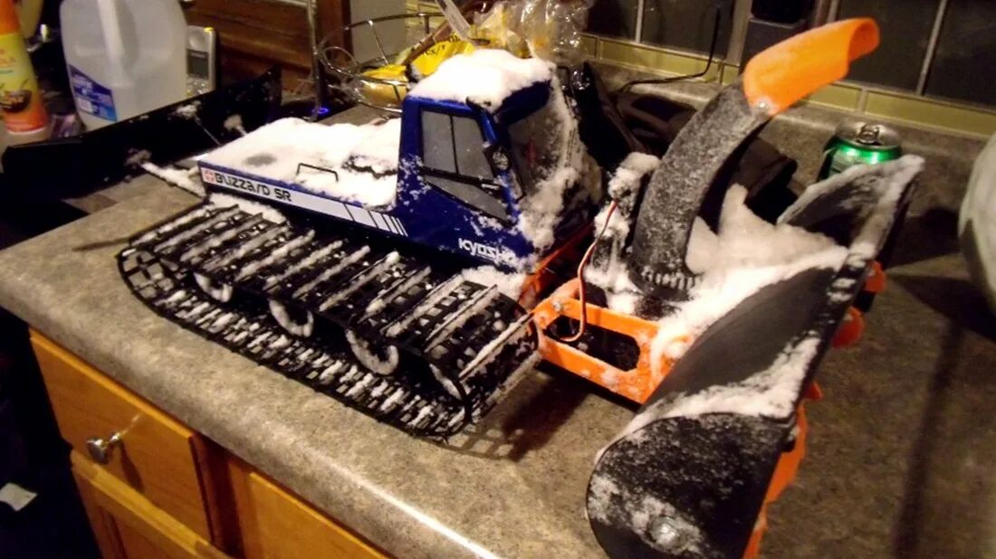 Sbg снегоуборщик. RC ратрак. Kyosho RC снегоуборочная. Снегоуборочная машина на пульте управления. Снегоуборочный трактор на пульте управления.