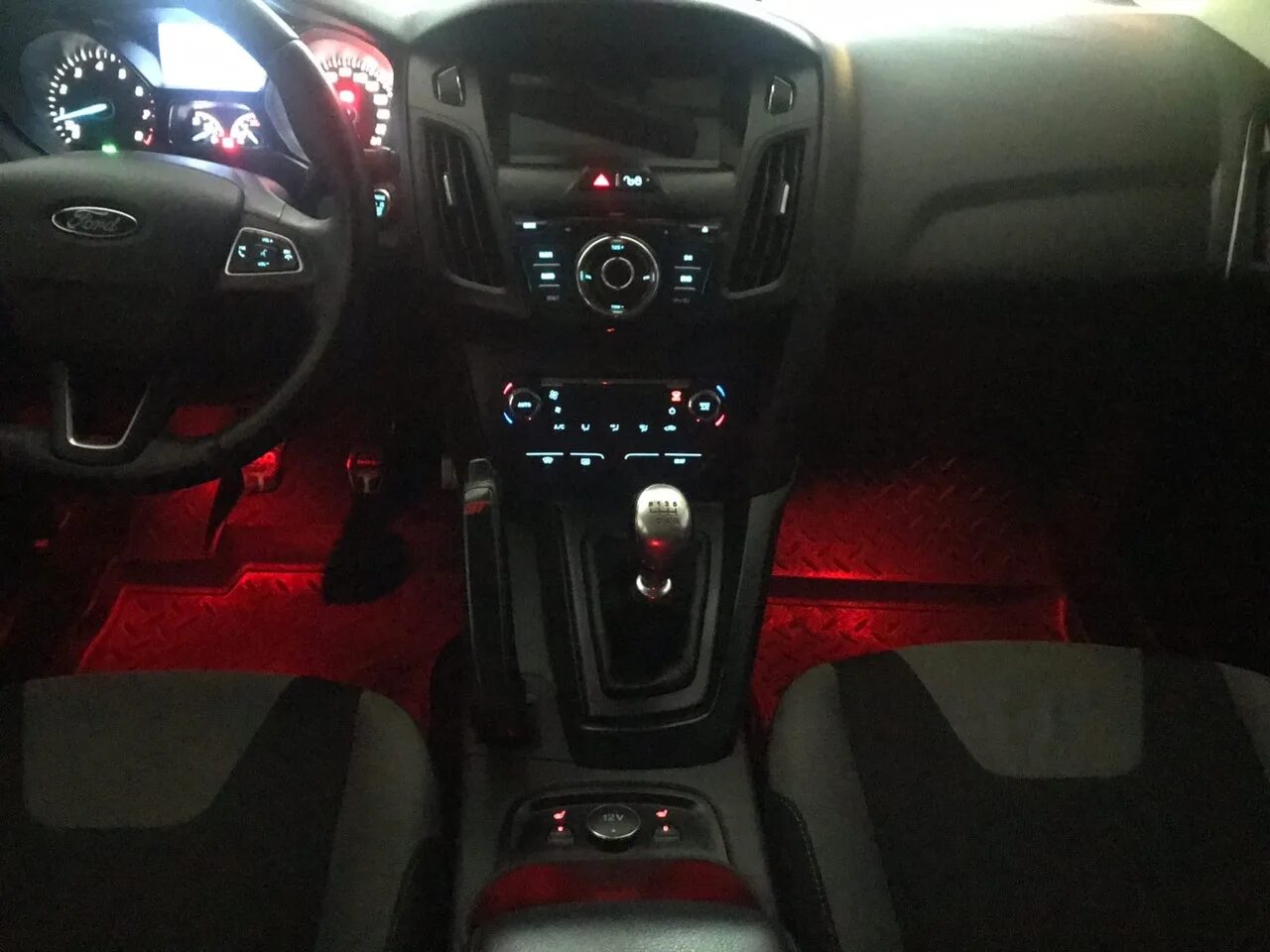 Замена салона форд фокус 3. Подсветка салона Форд фокус 2 Рестайлинг. Красная подсветка салона Форд фокус 2. Подсветка салона штатная фокус 3. Форд фокус 2012 подсветка салона.