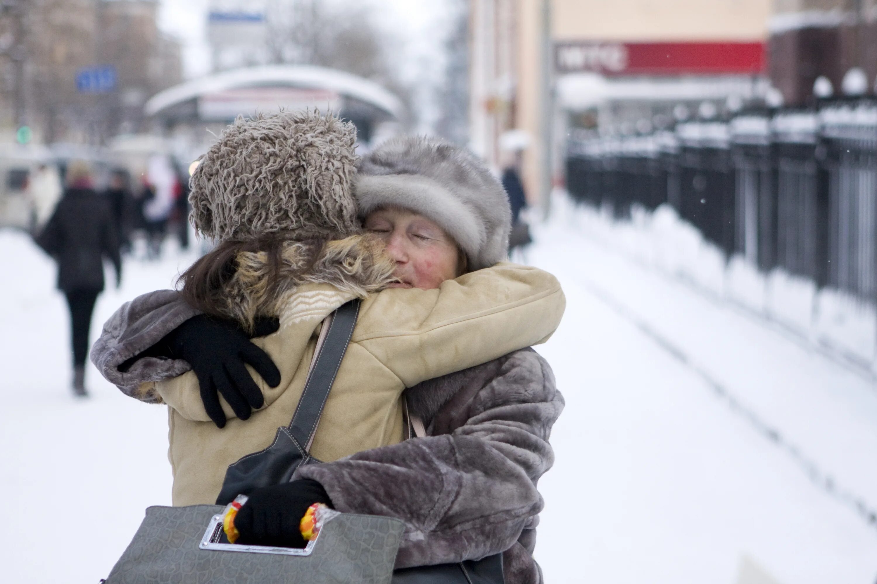 Объятия зимой. День объятий. Люди обнимаются зимой. Люди обнимаются на улице.