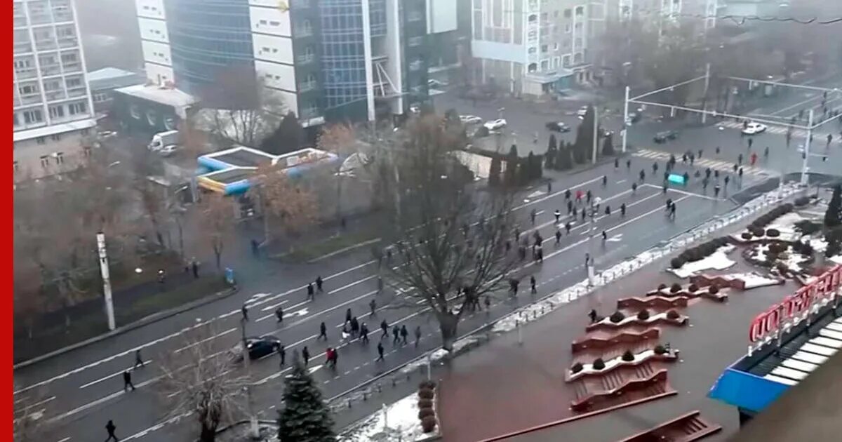 Захват аэропорта в Алма Ате. Беспорядки в Алма Ате аэропорт. Митингующие захватили Международный аэропорт в Алматы. Захват аэропорта. Ату 209 кабинет видео алматы