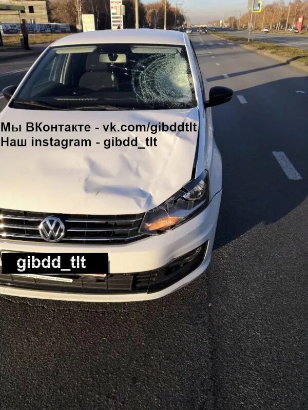 Водитель volkswagen. Volkswagen Polo такси. Volkswagen поло авария такси. Осторожно Фольксваген поло. Фольксваген поло такси разбился.