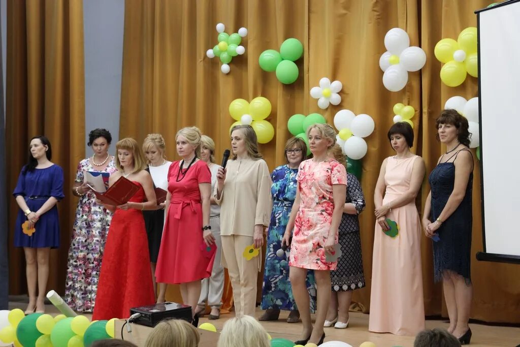 Учителя на выпускном. Учителя на выпускном вечере. Платье на выпускной для учителя. Платье на последний звонок. Учителя на выпускном вечере фото.