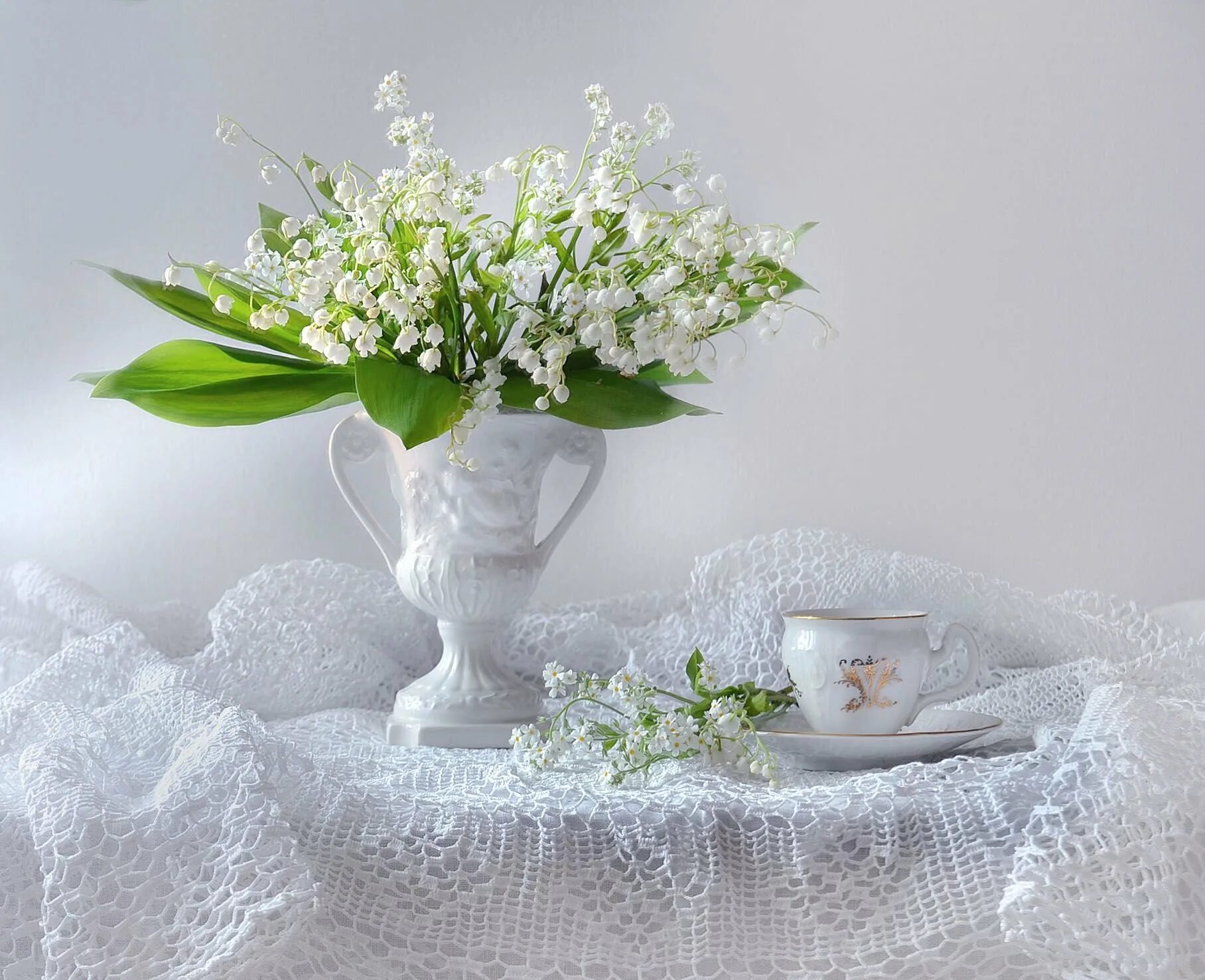 Доброе утро весенний букет. Весенние натюрморты Валентины Коловой. Ваза для ландышей. Ландыши в вазе. Нежные весенние цветы.