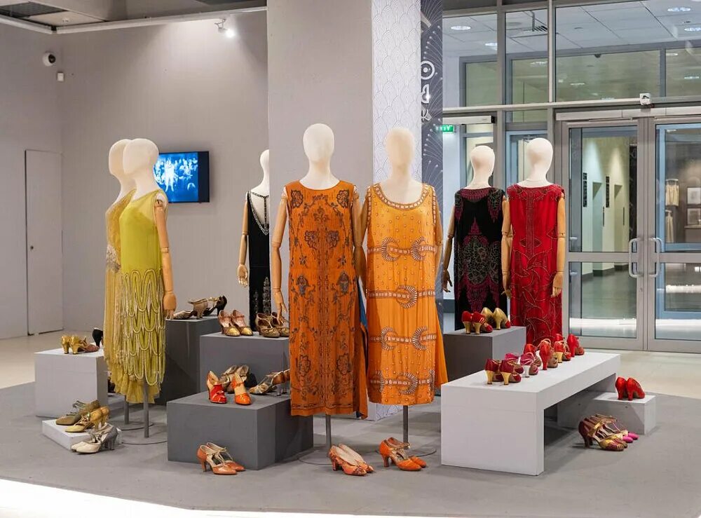 Выставка роскоши. Облаченная в роскошь выставка вднх. Выставка роскоши. Выставка арт деко в москве 2022. Выставка облаченная в роскошь женщина ар-деко.