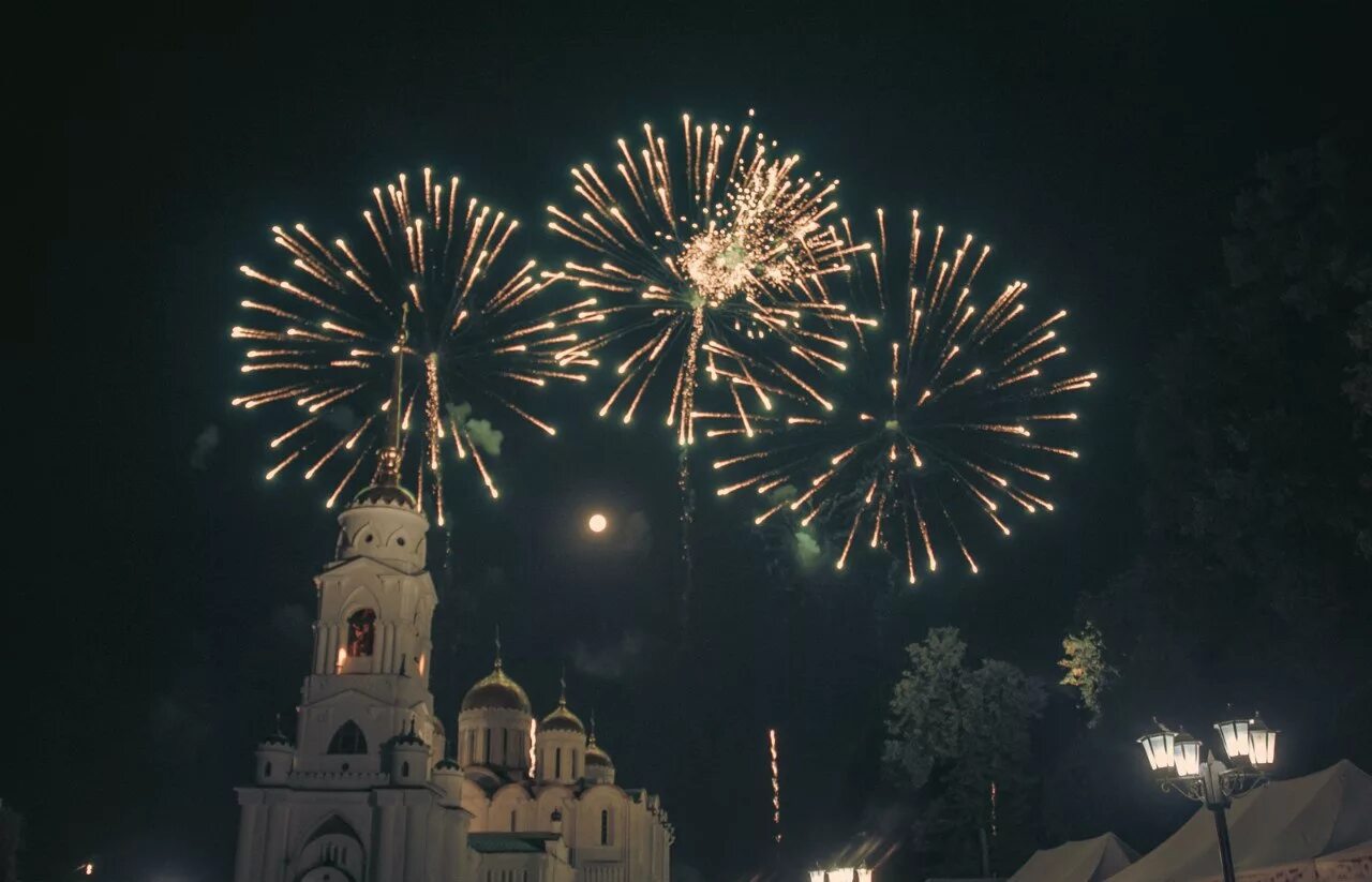 салют во владимире на новый год. салют 2018. владимирские фейерверки владимир. мустакиллик салют. салют владикавказ.
