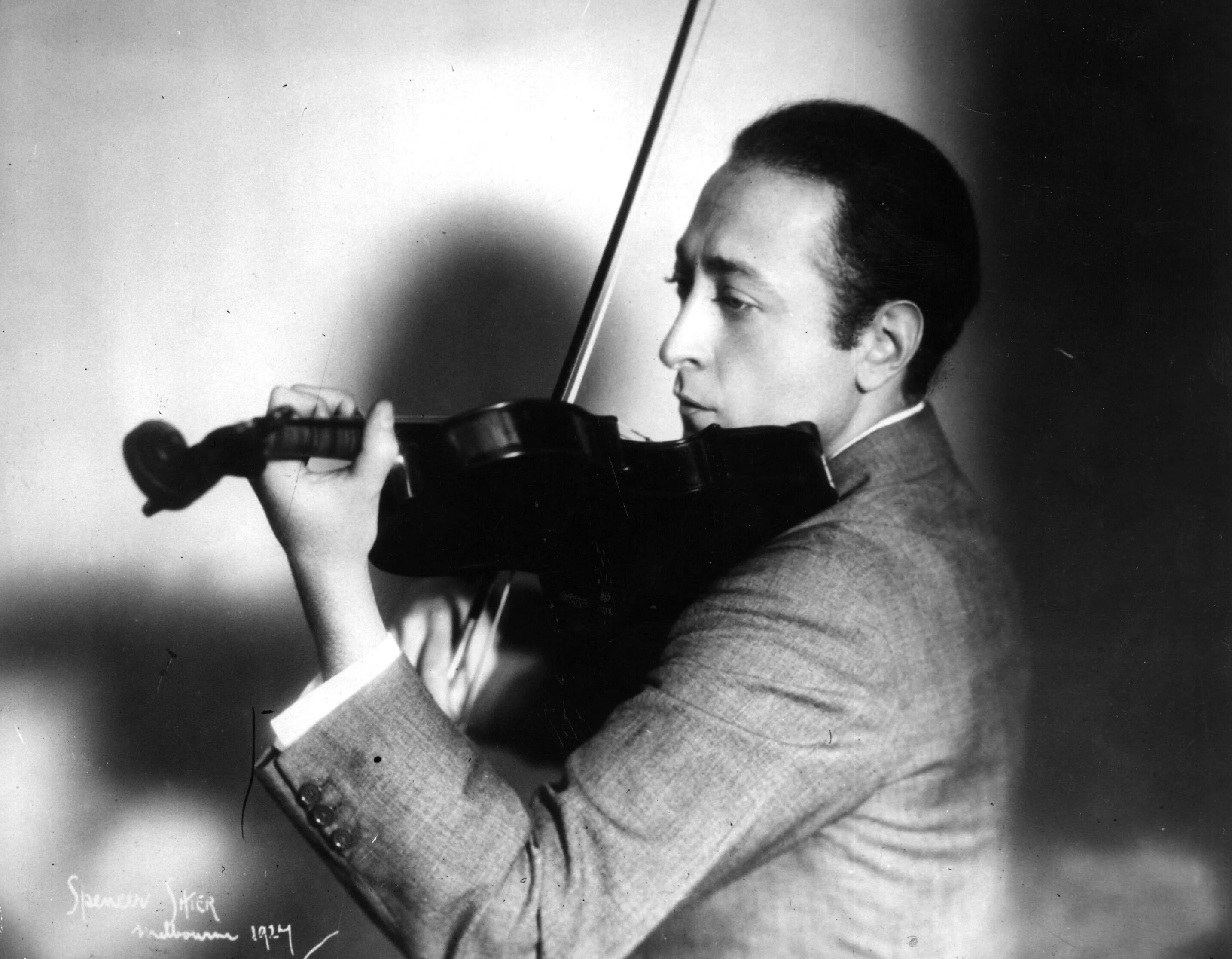 He plays the violin better. Яша Хейфец скрипач. Яша Хейфец (1901-1987, Литва). Яша Хейфец со скрипкой. Яша Хейфец американский композитор.