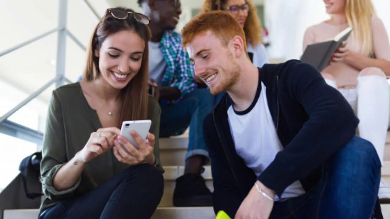 Студенты улыбаются. Watching in university. Человек читает книгу. Watching in university. Современный студент.