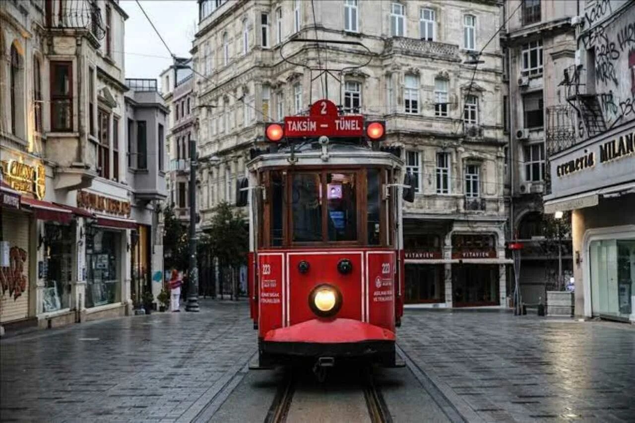 Истикляль. Истикляль Стамбул. Площадь Таксим и улица Истикляль в Стамбуле. Турция улица Истикляль. Трамвай на Истикляль в Стамбуле.
