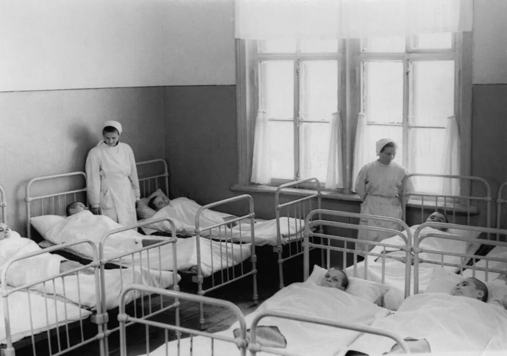 В психиатрической больнице есть главный врач. Психиатрическая больница Самара внутри. Посёлок матросы психиатрическая больница. Ставропольская психиатрическая больница палаты. Психиатрические больницы в России 20 века.