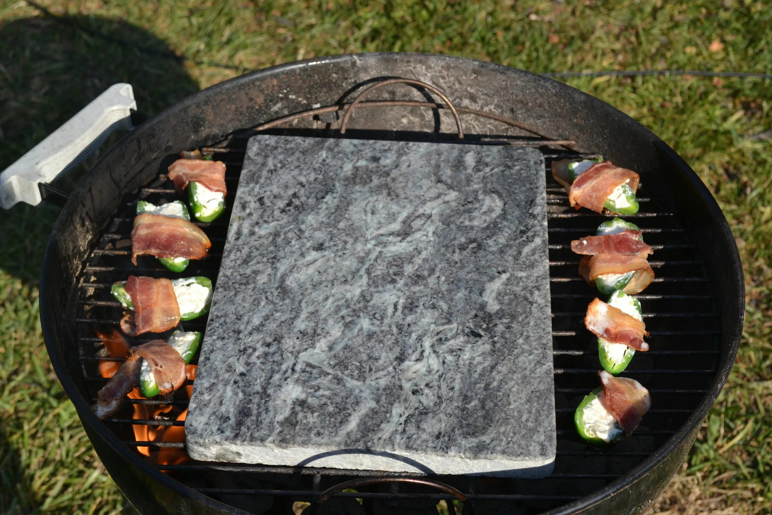 Листы для жарки купить. Каменный гриль gvrslev Grill. Каменная барбекю с плитой. Каменная плита для жарки. Камень для гриля на мангал.