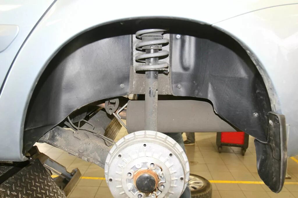 Шумоизоляция передних арок бмв е70. X5 f15 шумоизоляция арок. Крепление задних локеров форд транзит. Задние подкрылки ниссан х-трейл т31. Подкрылки на киа церато 2.