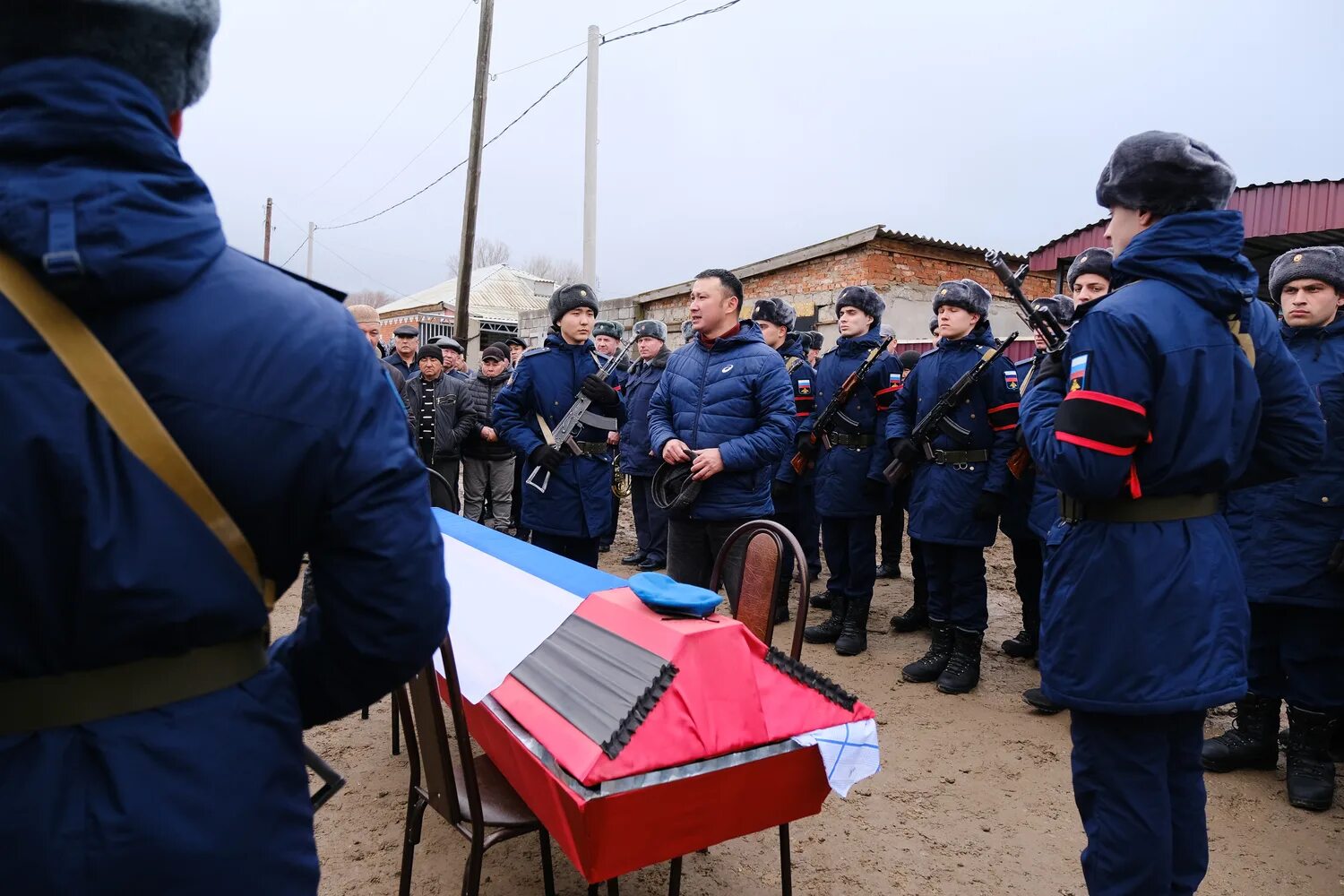 Родственники погибших в спецоперации. В Астрахани простились с погибшим на Украине. Астрахань прощание с погибшим. Прощание с погибшим военнослужащим на Украине р.п Чаны.