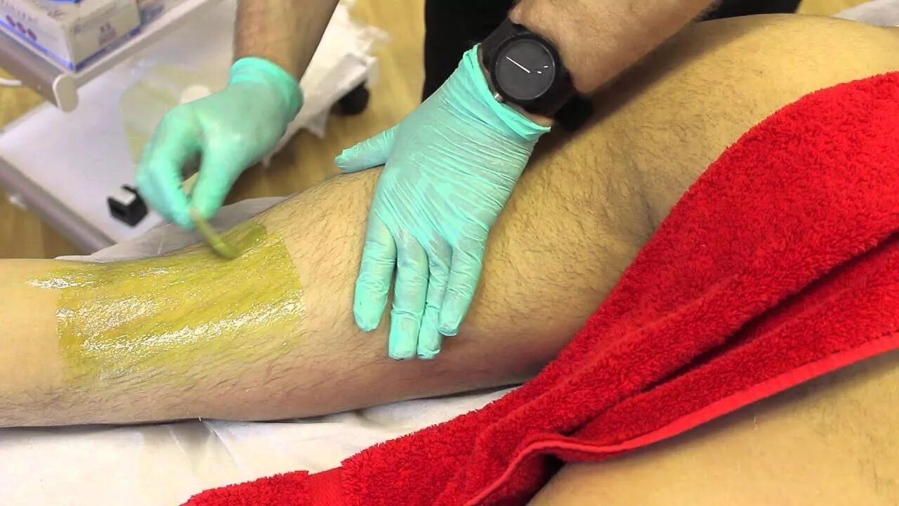 Восковая депиляция мужчинам. Мужской шугаринг. Amanda brazilian waxing. Мужская депиляция. Мужская депиляция бикини.
