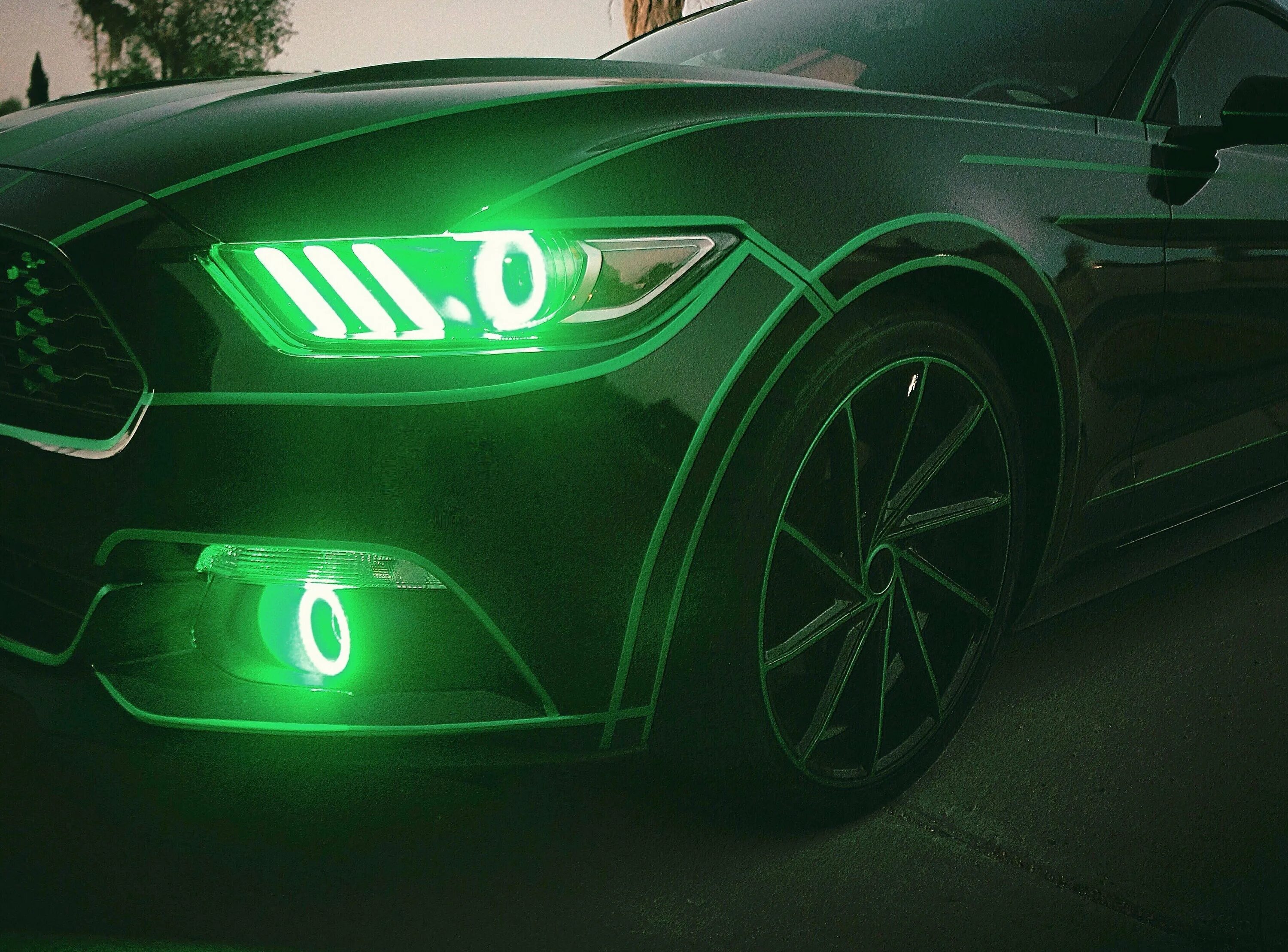 Light avto. Форд Мустанг неон. Ford Mustang с неоновой подсветкой. БМВ м5 с зелеными фарами. Ford Mustang gt неон.